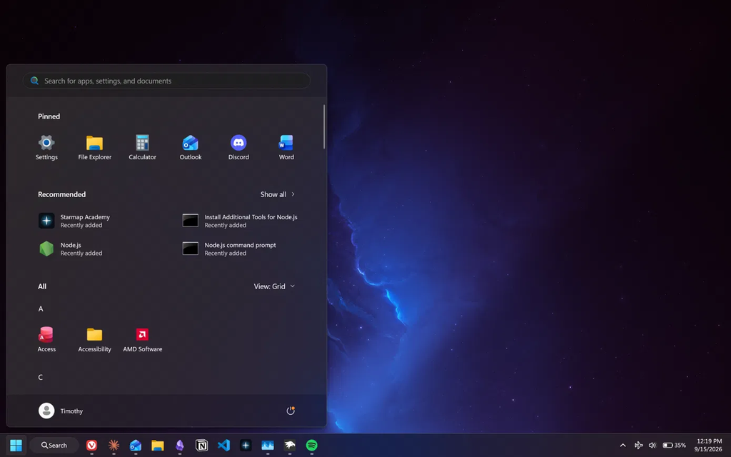 Stock Windows 11 taskbar before mods to make Windows 11 look like macOS