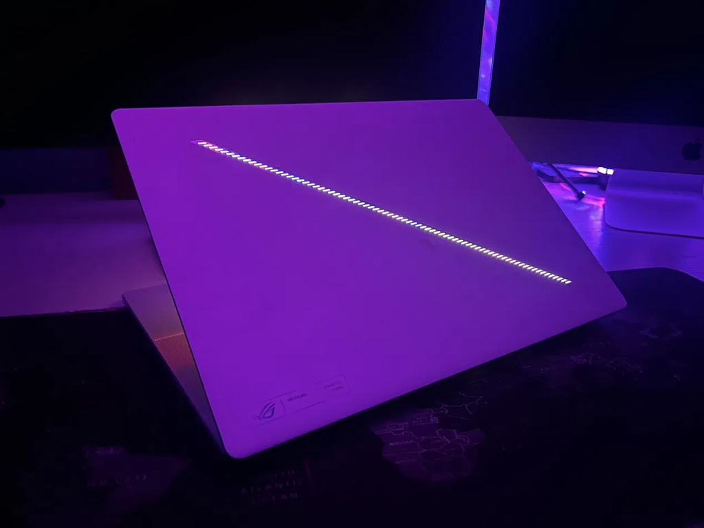 asus slash lighting on a ROG Zephyrus G16 lid